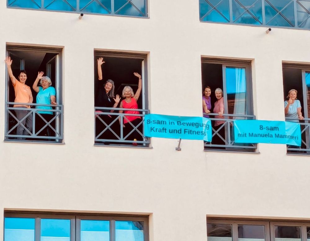 8-sam-Gruppentraining-kuessnacht Gruppentraining Küssnacht - Frauen winken aus den Fenstern des Fitnessstudios in Küssnacht