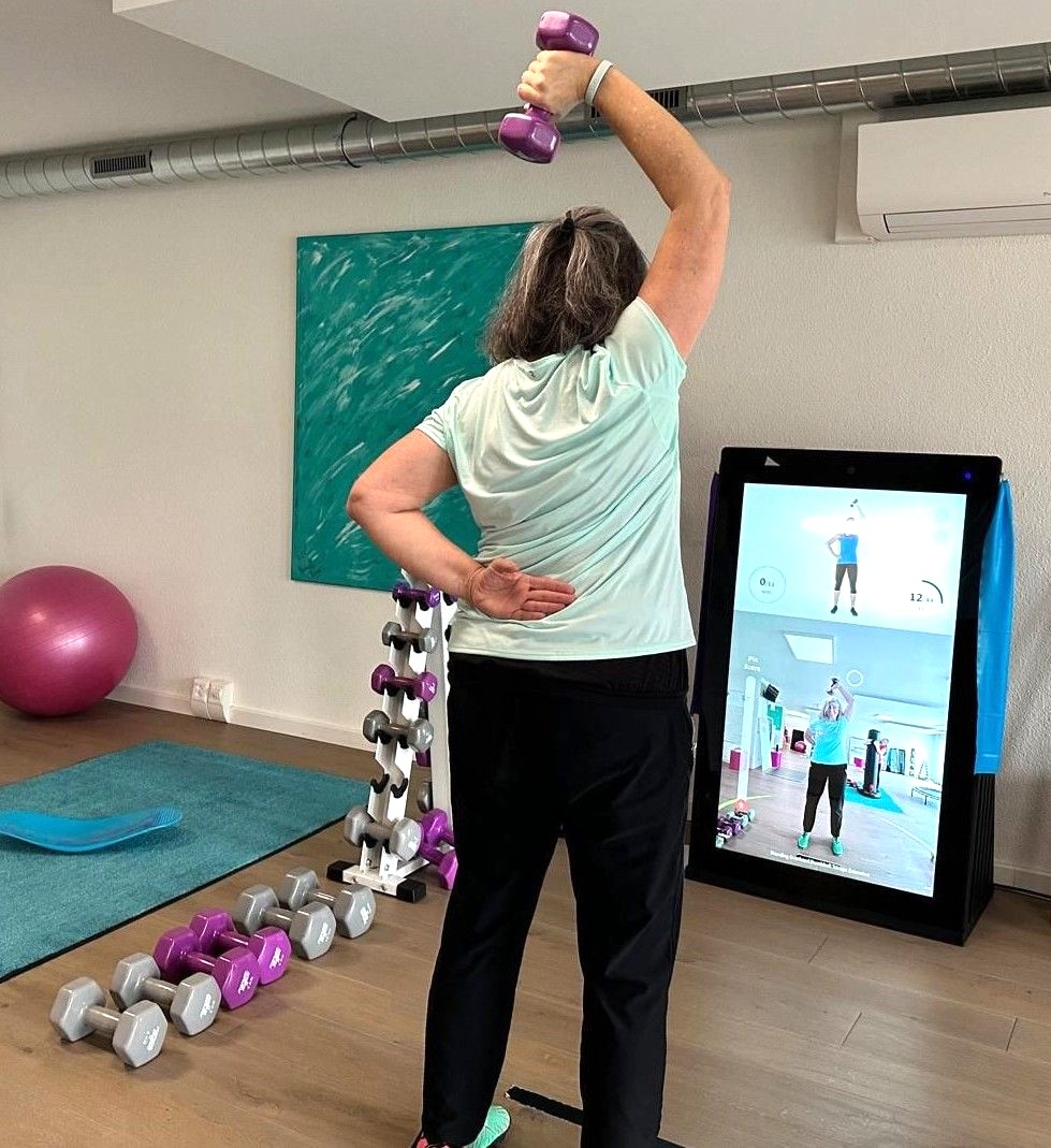 Pixformance Krafttraining ProSenectute Bewegungskurse Aussicht aus Studio 8-sam Frau mit Terraband