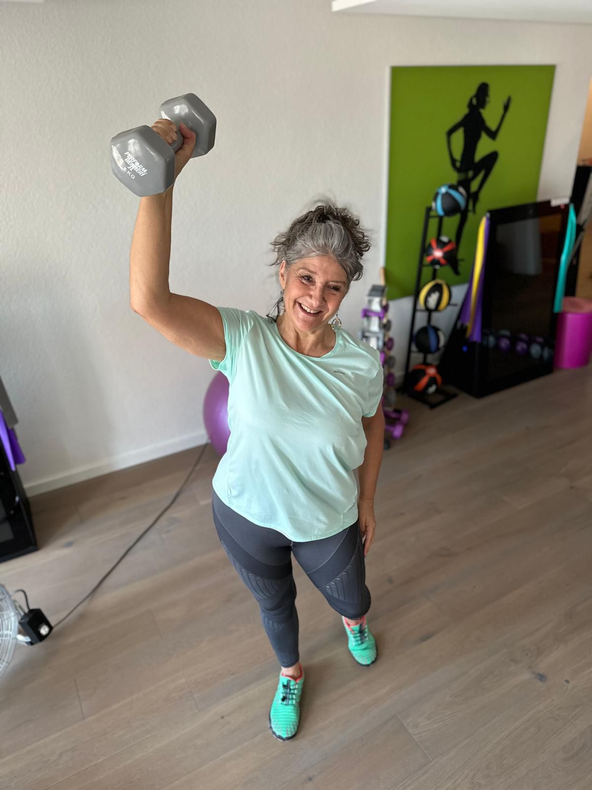 Manuela Mammeri 8-sam Fitness Marinella Rückbildungstraininerin zeigt Übung