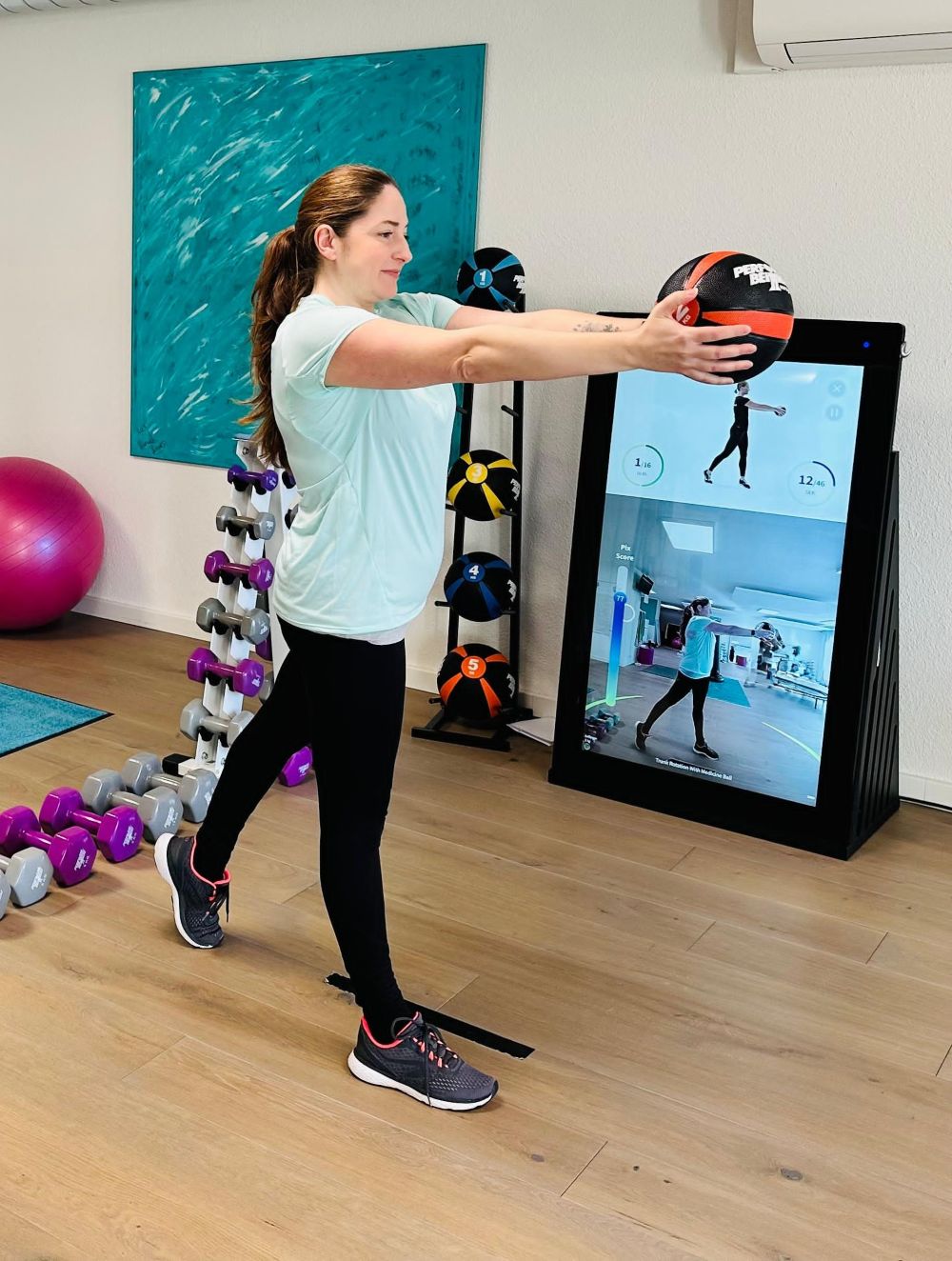 Frau trainiert am Smarttrainer